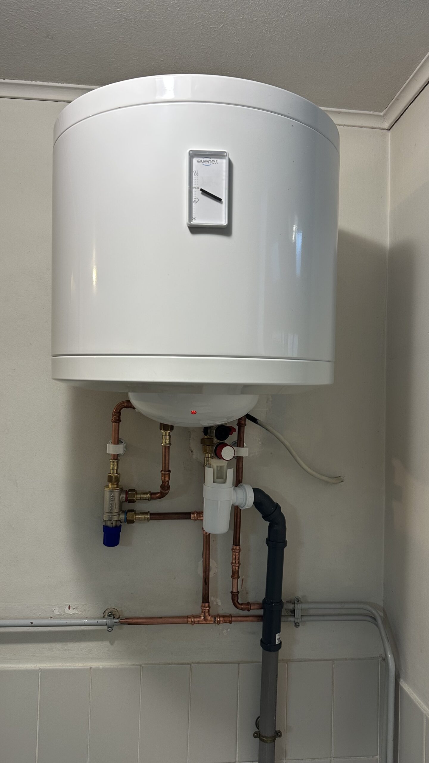 Chauffe-eau avec mitigeur thermostatique installé sur le réseau d'eau chaude