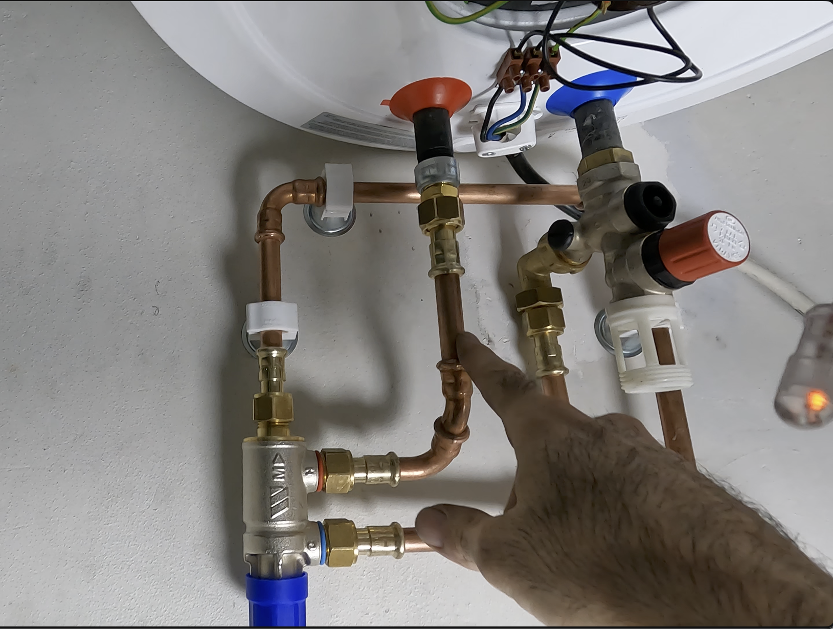 Mitigeur thermostatique installé en sortie d'un chauffe-eau